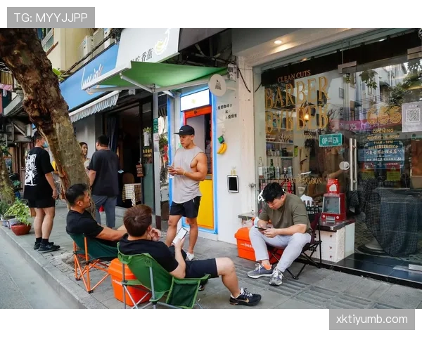 德约穿得像个老板，训练场外倒像街头咖啡店的常客？